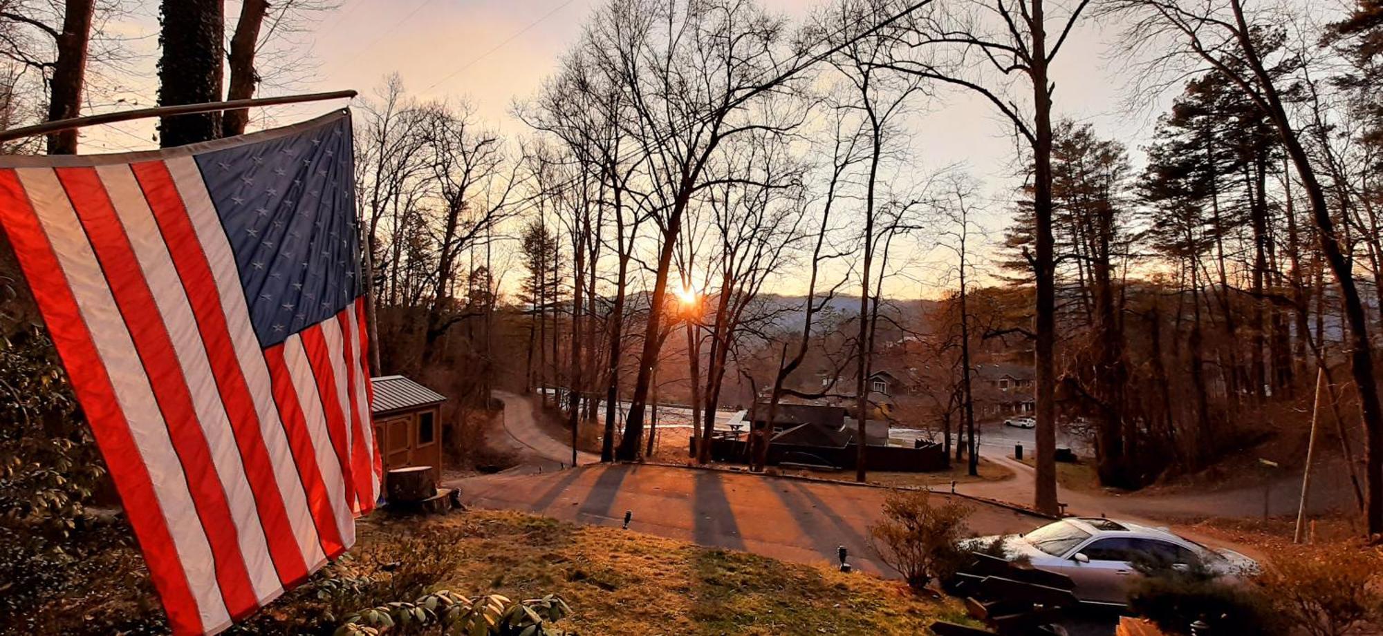 Holiday home The Mountain Forager Cabin, Whitewater Rafting, Polar Express, Hot Tub, Gym, Smnp, Sm Railroad *